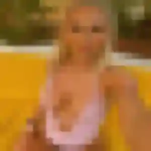 Mumbi, 20 ans, connectée à Cérons pour une rencontre coquine