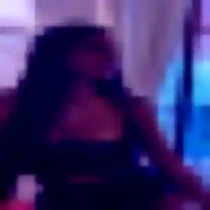 Uchenna, 25 ans, connectée à Les Garennes sur Loire pour une rencontre coquine